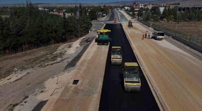 Eskişehir Büyükşehir Belediyesi’nden 100. Yıl Bulvarı’nda asfalt çalışması
