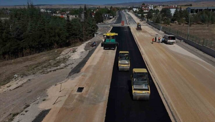 Eskişehir Büyükşehir Belediyesi’nden 100. Yıl Bulvarı’nda asfalt çalışması