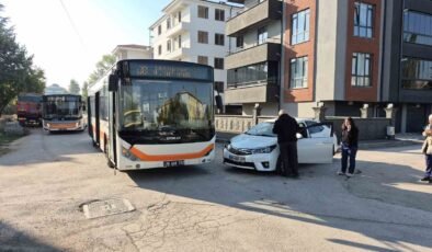Eskişehir’de belediye otobüsü ile otomobil çarpıştı: 2 öğrenci yaralandı