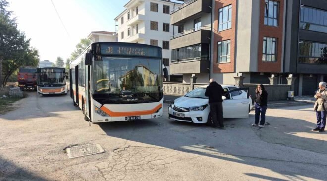 Eskişehir’de belediye otobüsü ile otomobil çarpıştı: 2 öğrenci yaralandı