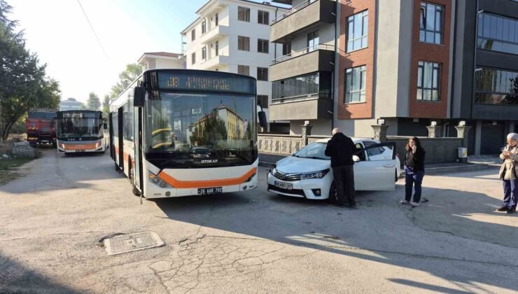 Eskişehir’de belediye otobüsü ile otomobil çarpıştı: 2 öğrenci yaralandı