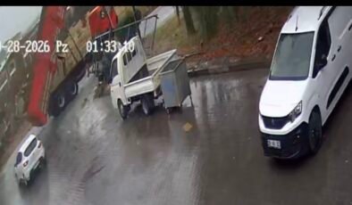 Eskişehir’de damperi açık kalan kamyon sanayi sitesinin kapısını  böyle yıktı