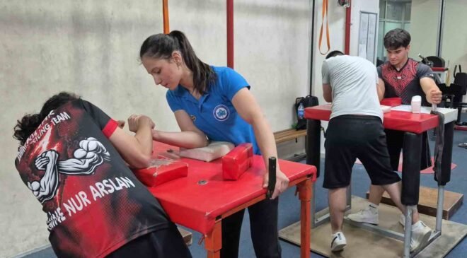 Eskişehir’de Gaziler Günü dolayısıyla bilek güreşi turnuvası yapıldı