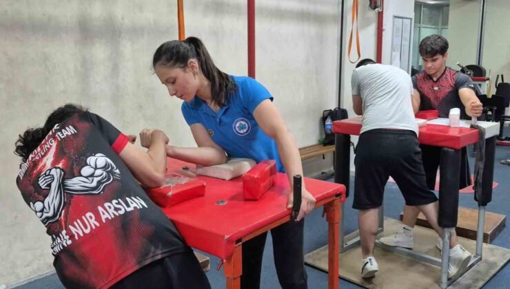 Eskişehir’de Gaziler Günü dolayısıyla bilek güreşi turnuvası yapıldı
