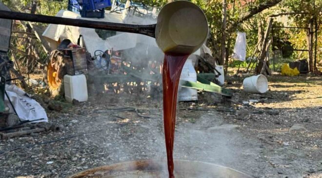 Eskişehir’de geleneksel yöntemlerle pekmez mesaisi
