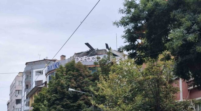 Eskişehir’de giyim mağazasının çatısında yangın çıktı