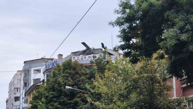 Eskişehir’de giyim mağazasının çatısında yangın çıktı