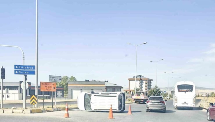 Eskişehir’de hafif ticari araç devrildi: 5 yaralı