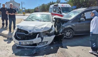Eskişehir’de hafif ticari araç ile otomobil çarpıştı: 3’ü çocuk 7 yaralı