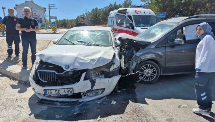 Eskişehir’de hafif ticari araç ile otomobil çarpıştı: 3’ü çocuk 7 yaralı