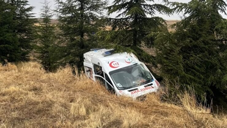 Eskişehir’de hasta nakleden ambulans kaza yaptı: 3 yaralı