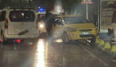 Eskişehir’de taksi ile panelvan çarpıştı: 3 yaralı