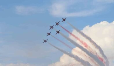 Eskişehir’de Türk Yıldızları gökyüzüne imza attı
