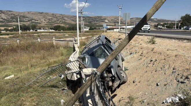 Eskişehir’de virajı alamayan araç refüje devrildi: 1’i ağır 3 yaralı
