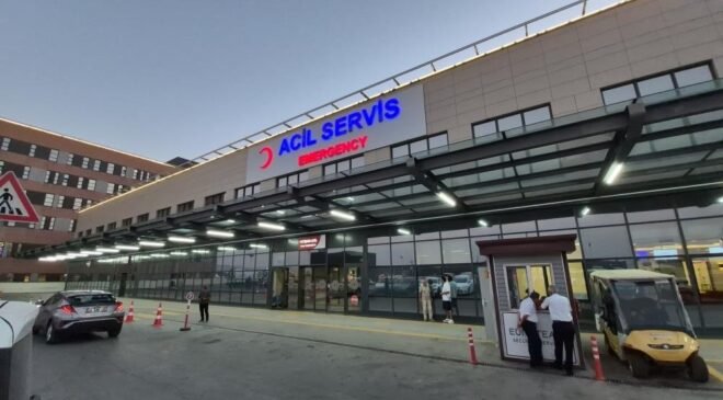 Evde baygın halde bulunan yaşlı çift hastaneye kaldırıldı