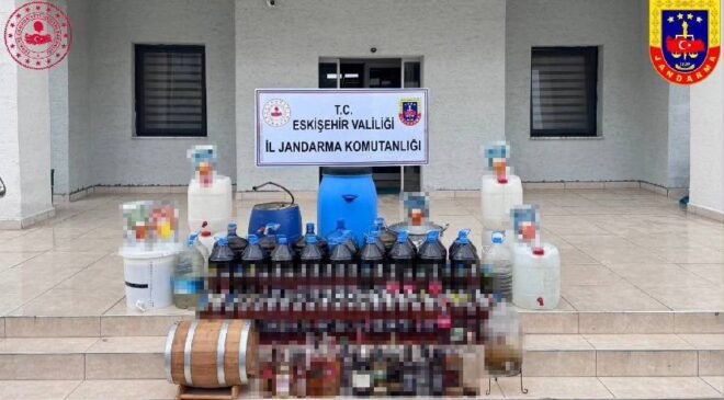 Evinde kaçak içki üretmek için damıtma sistemi kuran şüpheli yakalandı