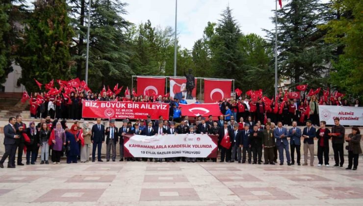 Gaziler ve gençler ellerindeki Türk bayraklarıyla omuz omuza yürüdü