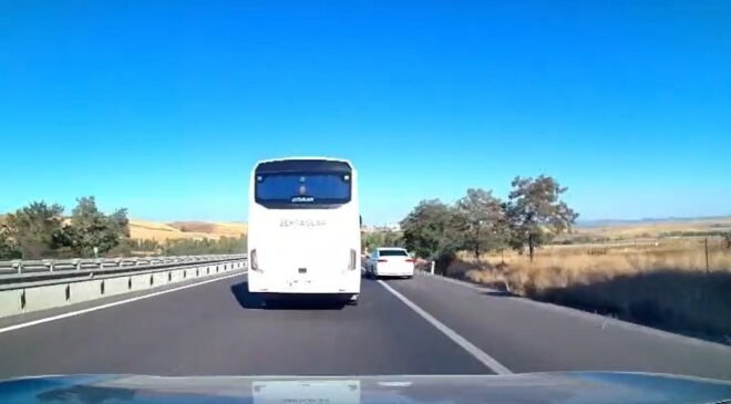 Güvenlik şeridini ihlal edip makas atan otomobil trafiği tehlikeye düşürdü