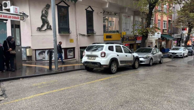 Hem ters şeritten geldi hem de minibüs durağına park etti