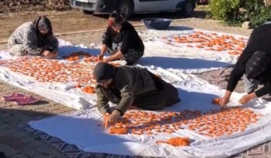 Kadınlar imece usulü ile tarhana döktü