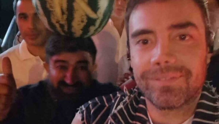 Kafasındaki karpuzla Murat Dalkılıç’la fotoğraf çektirdi