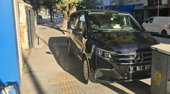 Kaldırımı işgal eden resmi plakalı araca tepki