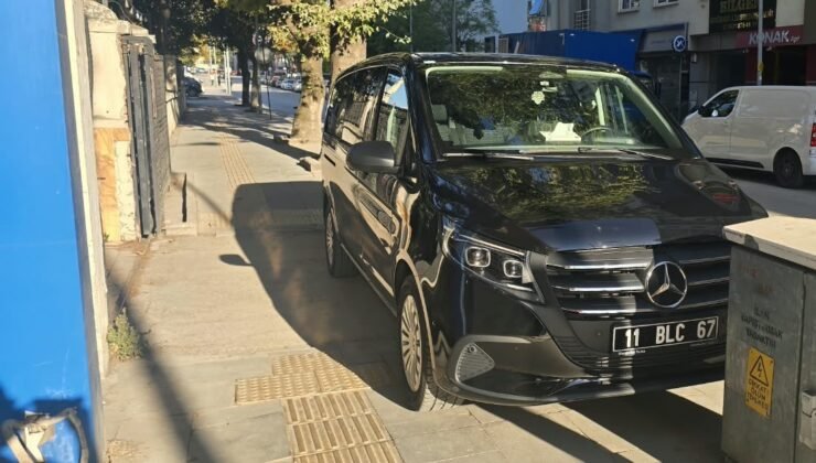 Kaldırımı işgal eden resmi plakalı araca tepki