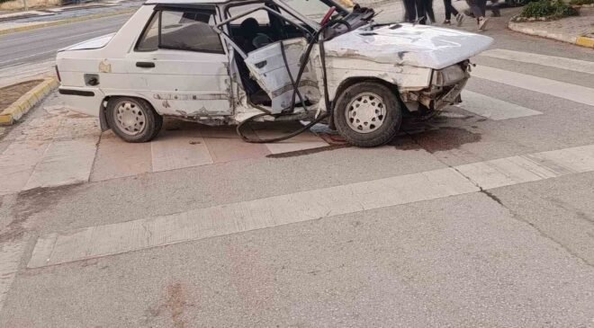 Kamyonetle otomobille çarpıştı: 3 yaralı
