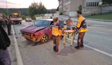 Kontrolden çıkan otomobil aydınlatma direğine çarptı, sürücü yaralandı