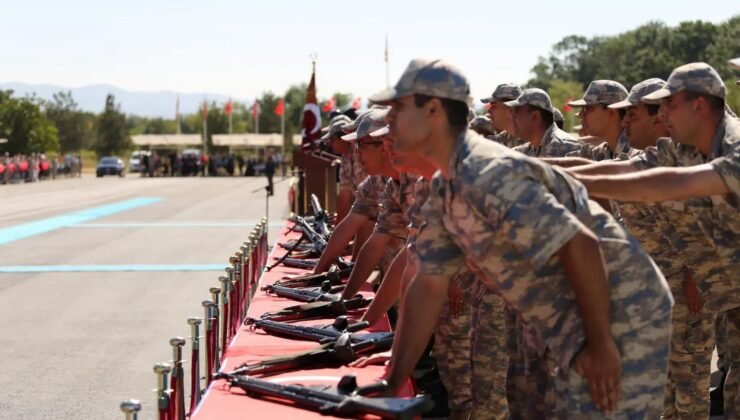 Kütahya’da bedelli erler yemin töreniyle eğitimlerini tamamladı