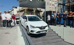 Kütahya’da ilginç kaza: Otomobil marketin merdivenlerinde asılı kaldı