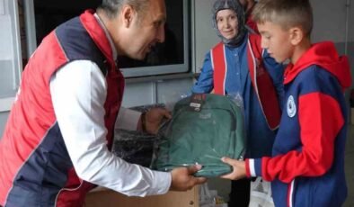 Kütahya’da köy okulundaki öğrencilere kırtasiye desteği
