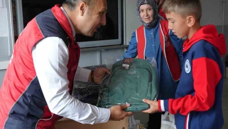 Kütahya’da köy okulundaki öğrencilere kırtasiye desteği