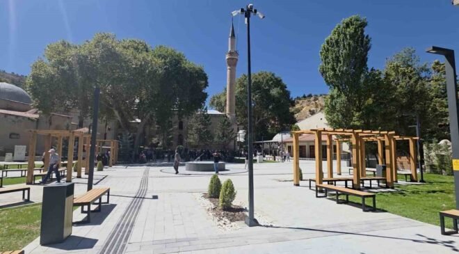 Kütahya’da tarihi doku korunarak Ulu Cami Meydanı yenilendi