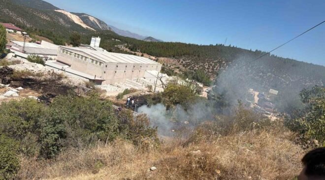 Mermer fabrikasının bahçesinde başlayıp ormanlık alana sıçrayan yangın büyümeden söndürüldü