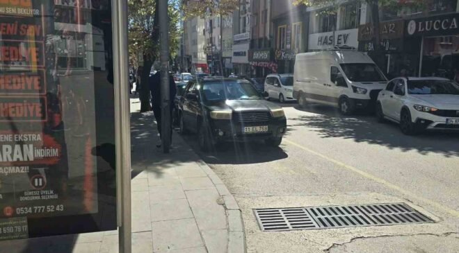 Minibüs durağına park eden duyarsız sürücü tepkilere neden oldu