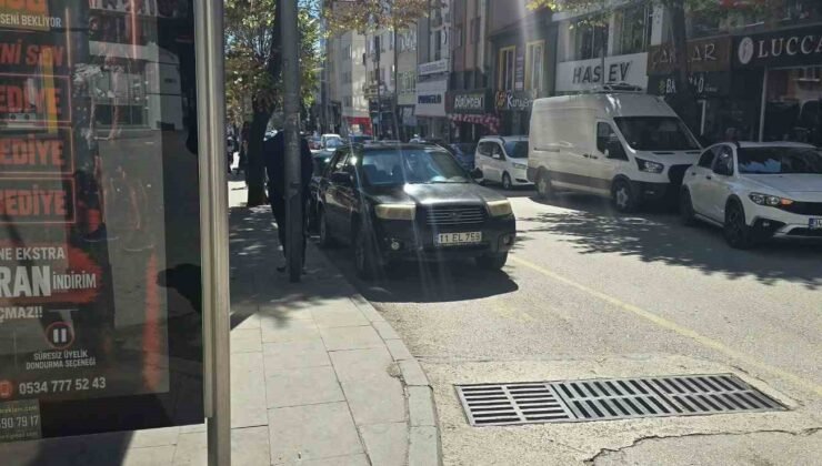 Minibüs durağına park eden duyarsız sürücü tepkilere neden oldu
