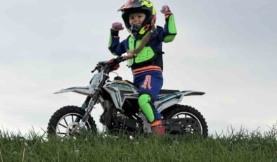 Minik İkra motosiklet ile tepeleri aşıyor, Zayn ile yarışmak istiyor