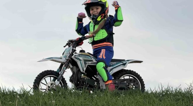 Minik İkra motosiklet ile tepeleri aşıyor, Zayn ile yarışmak istiyor