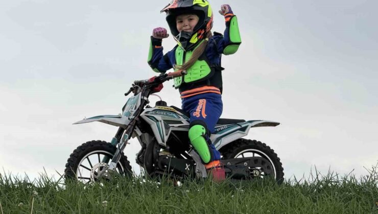 Minik İkra motosiklet ile tepeleri aşıyor, Zayn ile yarışmak istiyor
