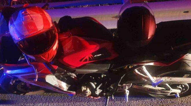 Motosiklet bariyere çarptı: 2 kişi yaralandı
