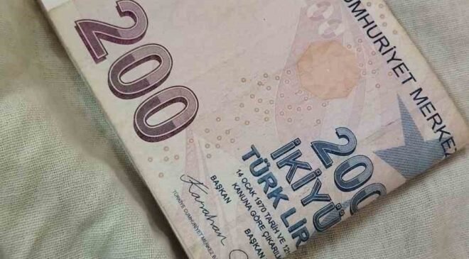 Pazar tezgâhında unuttuğu paraya esnafın dikkati sayesinde kavuştu