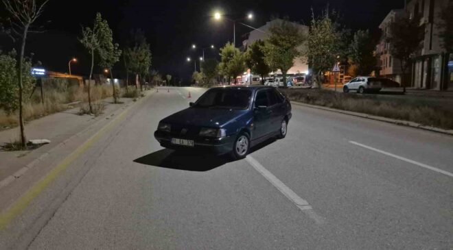 Polis ekiplerince durdurulan sürücü otomobilini terk edip kaçtı