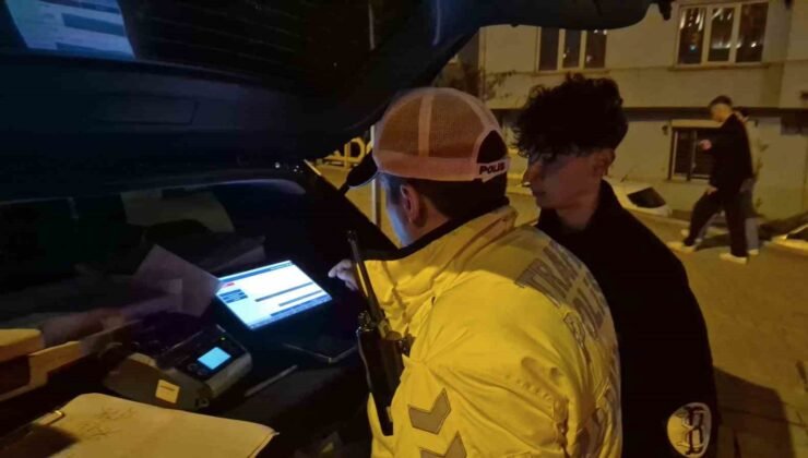Polisin “dur” ihtarına uymayıp kırmızı ışıkta makas atarak kaçan motosikletliye 353 bin lira ceza