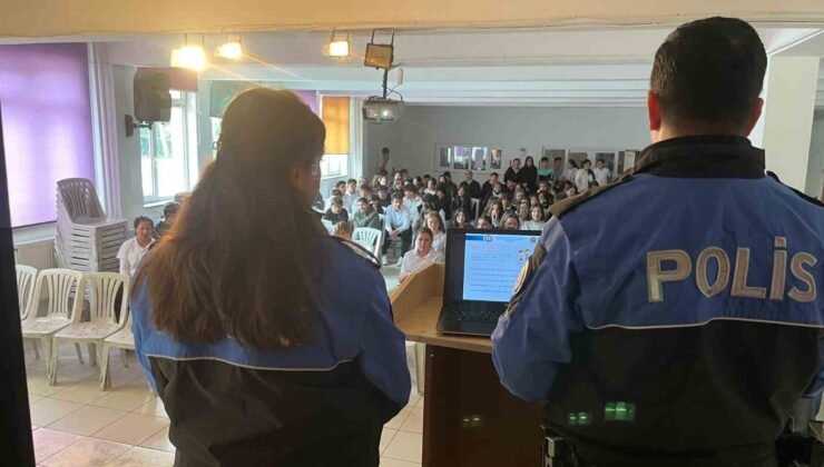 Polisler lise öğrencilerine mesleklerini tanıtıp, eğitim verdi