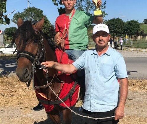 Rahvan at yarışlarından alınan kupa gurur yaşattı
