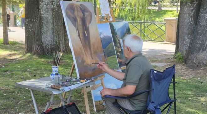 Sadece sergileri gezip resimleri inceleyerek ressam oldu