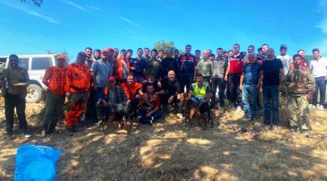 Simav’da tarım alanlarını koruma için yaban domuzu sürek avı