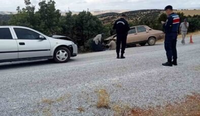 Sivrihisar’da otomobiller kafa kafaya çarpıştı: 1’i ağır 2 yaralı