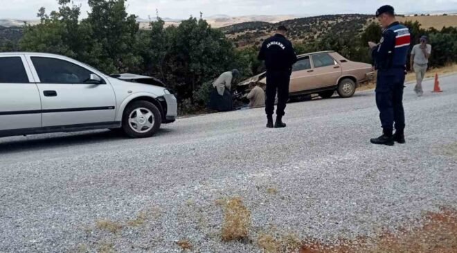 Sivrihisar’da otomobiller kafa kafaya çarpıştı: 1’i ağır 2 yaralı